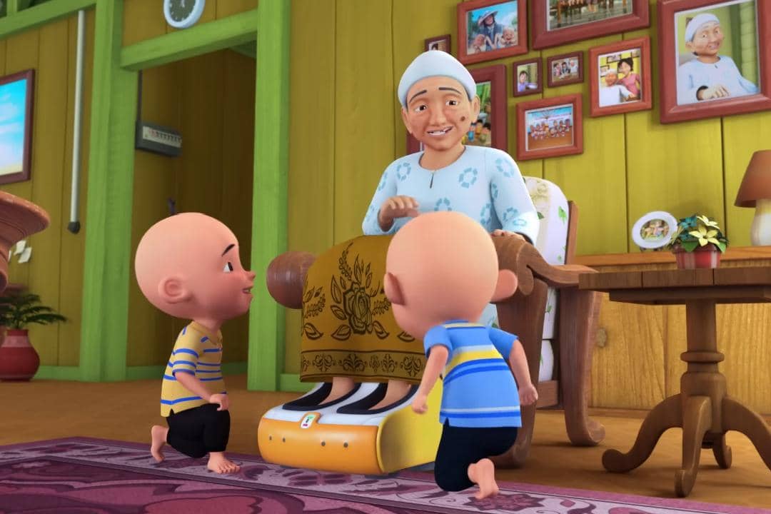 Opah terlihat menggunakan alat pijat kaki elektronik yang dibelikan cucunya