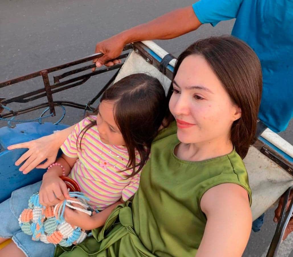 Olivia Jensen dan anak liburan di Cirebon