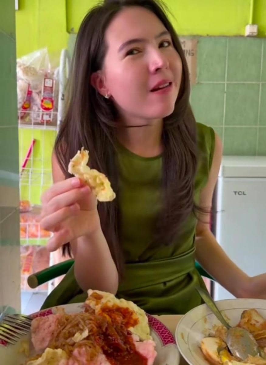 Olivia Jensen dan anak liburan di Cirebon