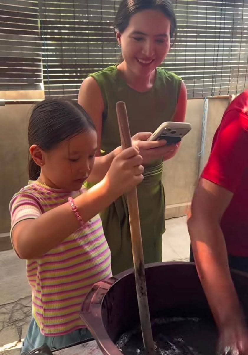 Olivia Jensen dan anak liburan di Cirebon