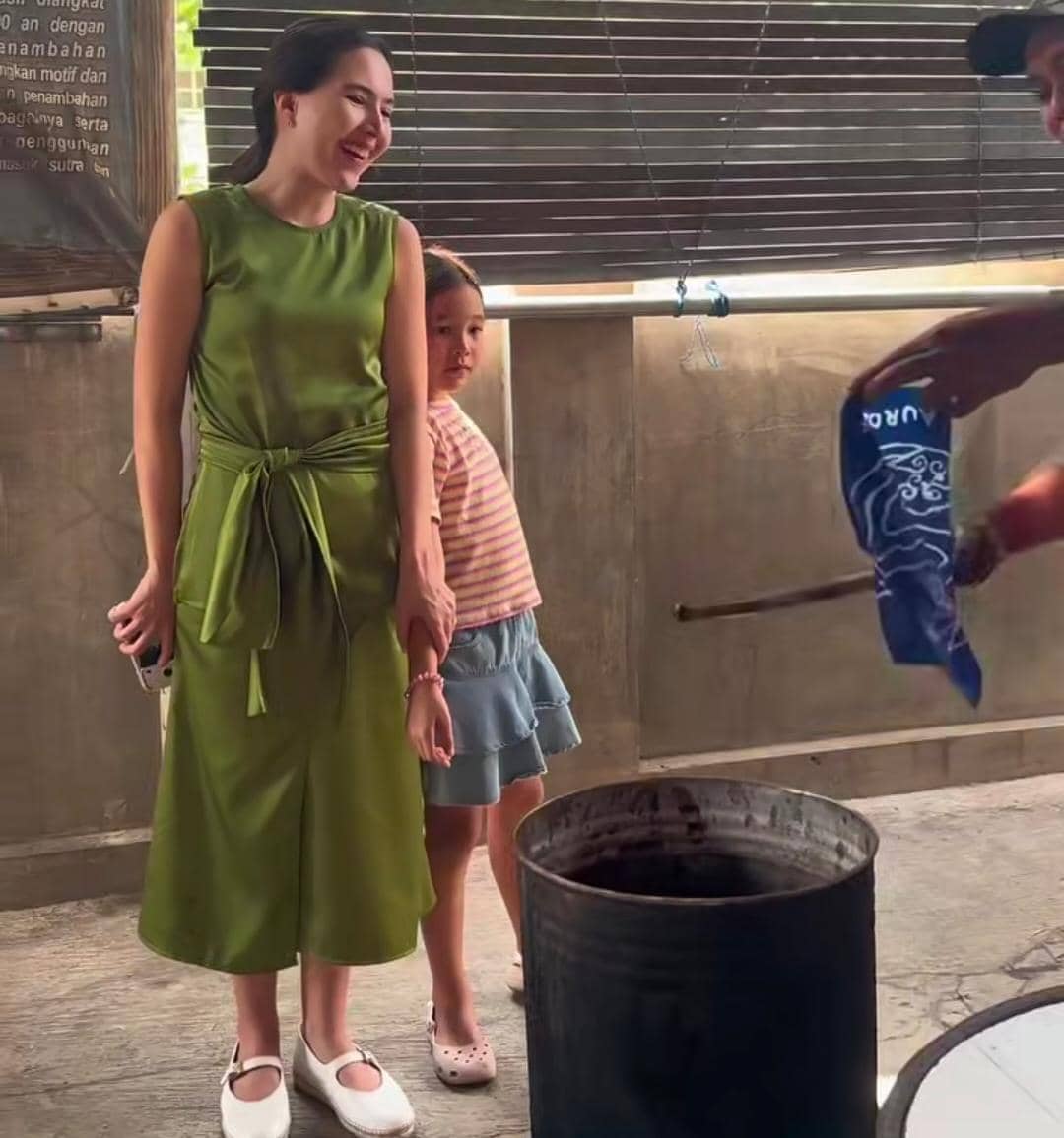 Olivia Jensen dan anak liburan di Cirebon