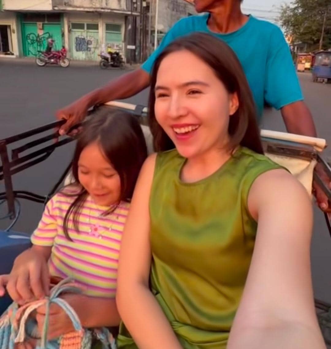 Olivia Jensen dan anak liburan di Cirebon