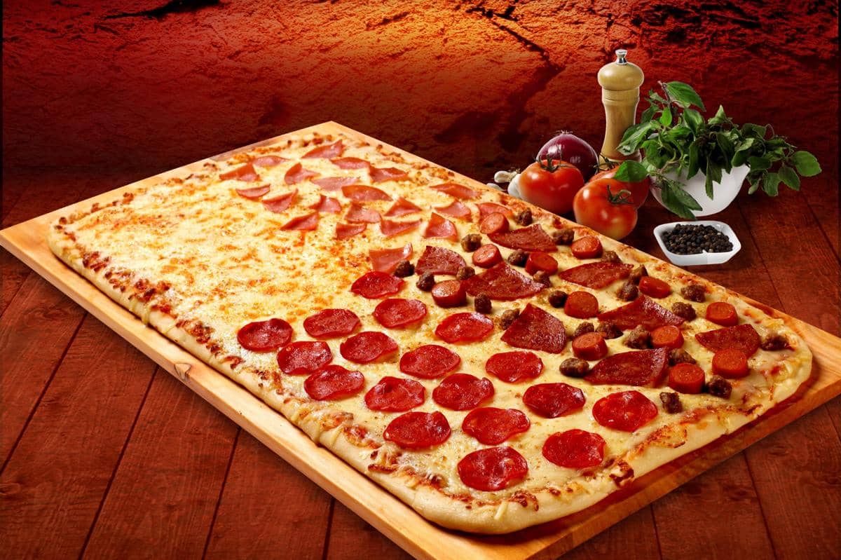 ilustrasi puff pastry yang disusun pepperoni sapi di atasnya (pixabay.com/cindy_ale870)