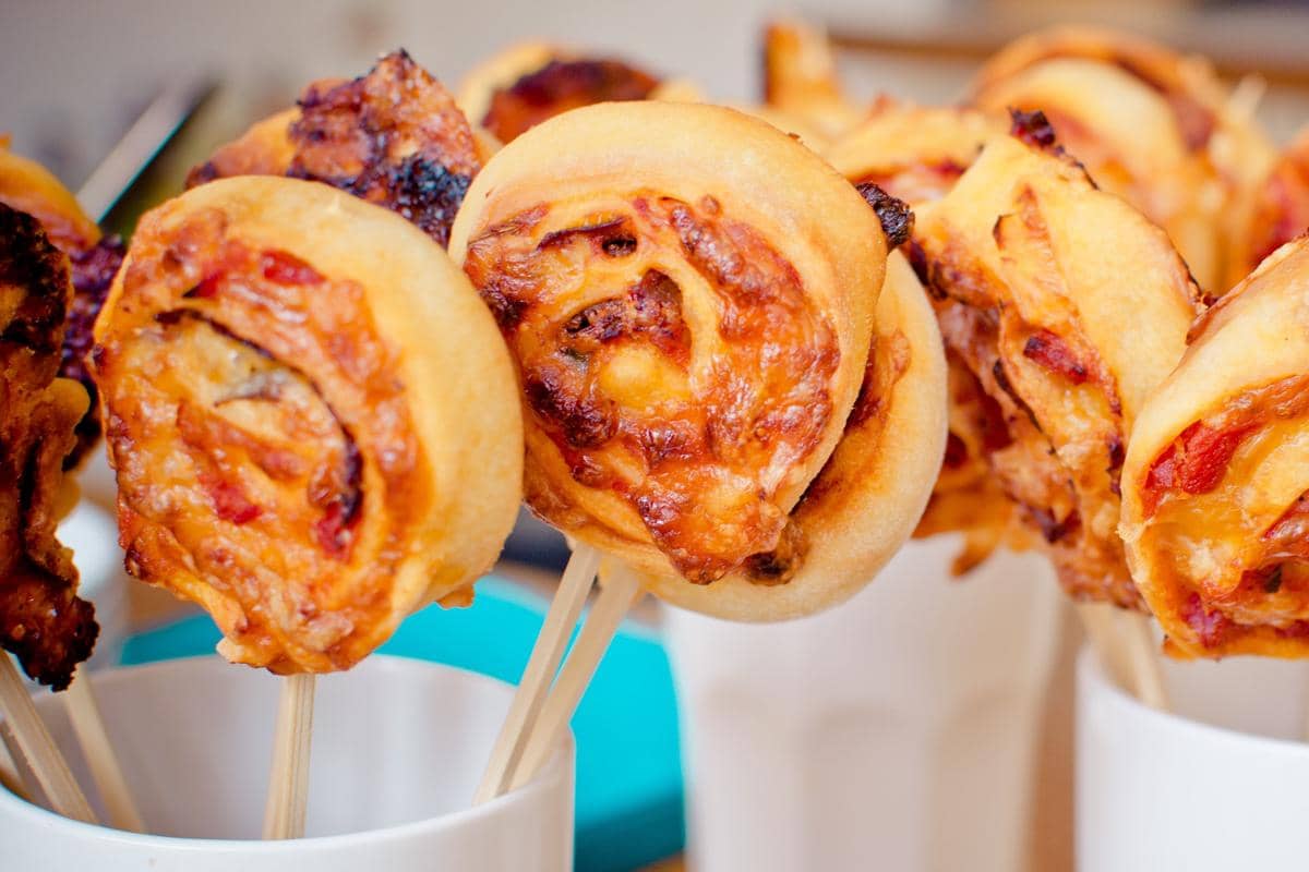 ilustrasi puff pastry pizza rolls dengan tusukan bambu