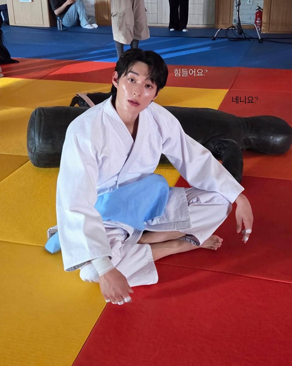 Potret Lee Han Young dalam unggahan bertajuk Dive Into You di akun Instagram @kimhanyz, berpose untuk kamera.