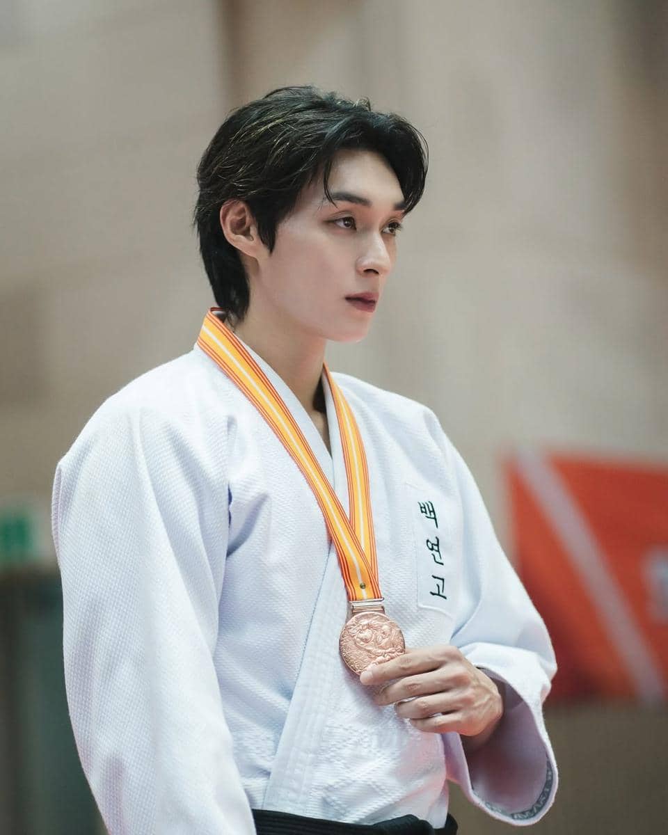 Potret Lee Han Young dalam unggahan terkait Dive Into You yang dibagikan melalui akun Instagram kimhanyz.