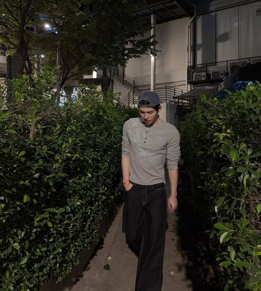 Pond Naravit mengenakan outfit kasual minimalis dalam potret bergaya santai yang diunggah melalui Instagram.