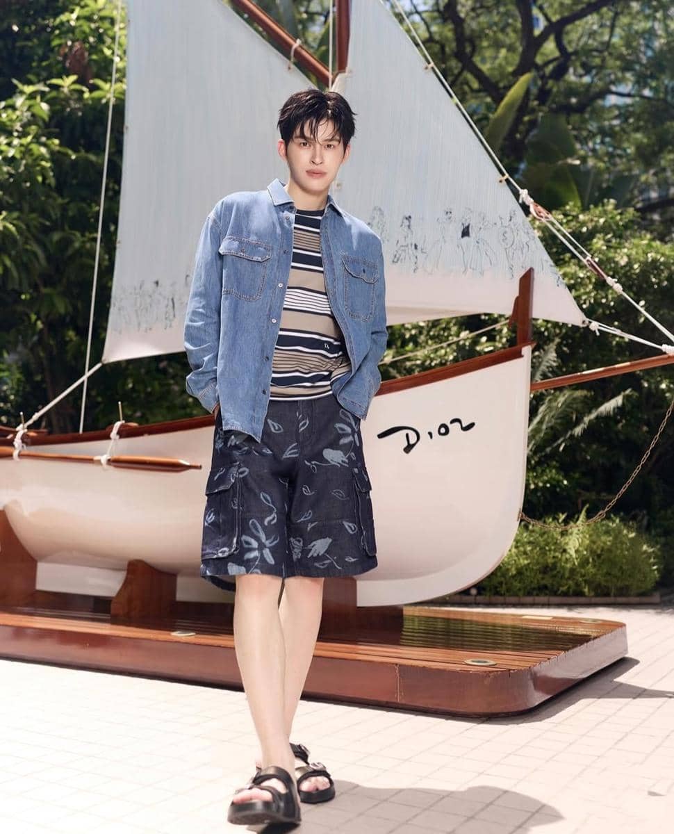 Pond Naravit tampil dengan outfit kasual minimalis dalam potret yang dibagikan melalui akun Instagram miliknya.