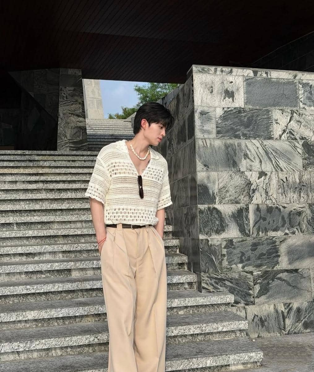 Pond Naravit tampil mengenakan outfit kasual minimalis dalam potret bergaya untuk unggahan Instagram pribadinya.