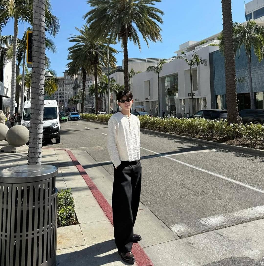 Pond Naravit tampil dengan outfit kasual minimalis dalam potret unggahan di akun Instagram pribadinya.
