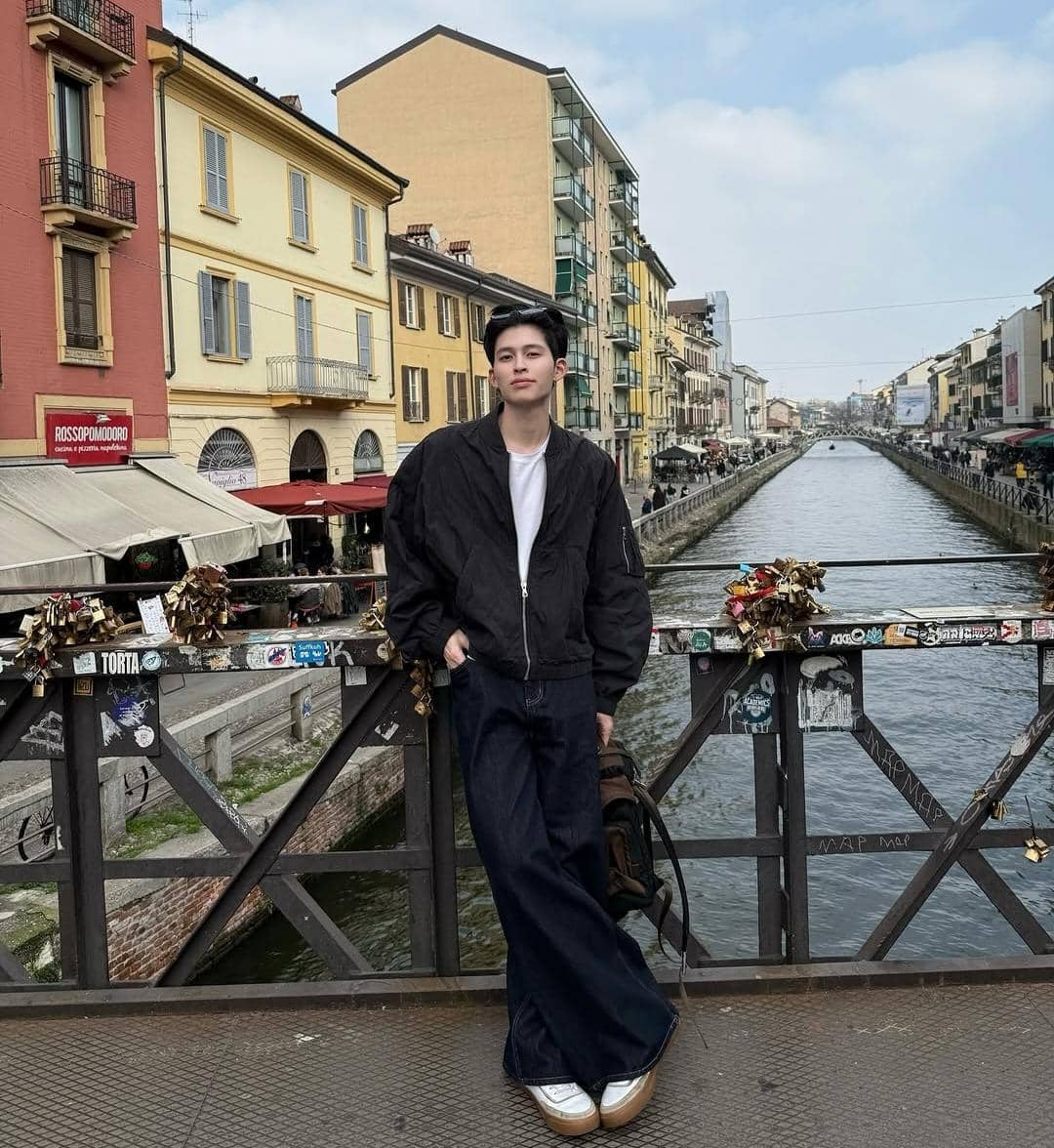 Pond Naravit tampil dengan outfit kasual minimalis dalam potret yang dibagikan melalui akun Instagram @ppnaravit.