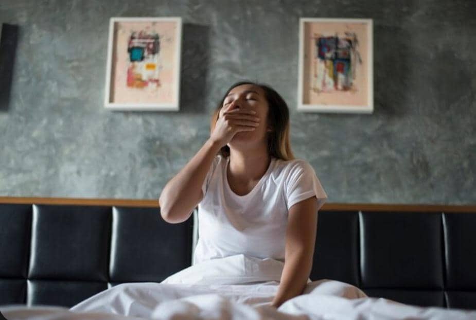 ilustrasi bangun tidur masih ngantuk (magnific.com/jcomp)