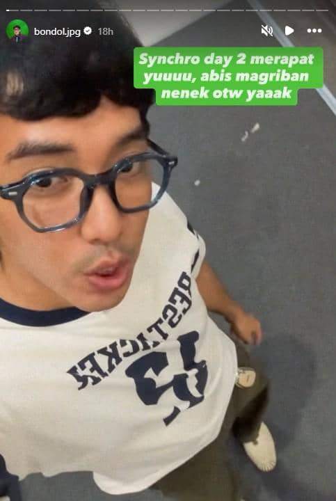 Seorang artis menikmati penampilan musik saat menghadiri hari kedua Synchronize Festival 2026 di area penonton.