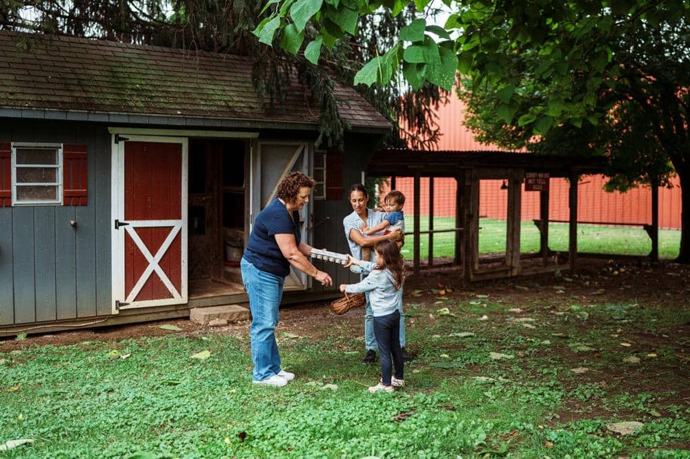 Nenek, ibu, dan anak-anak sedang bermain bersama