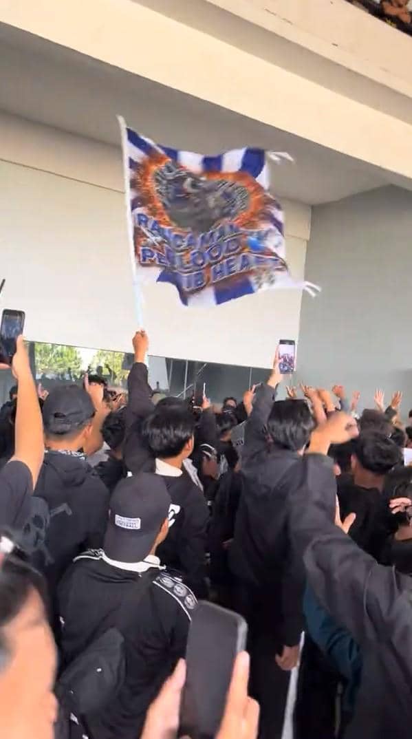 Seorang suporter mengikuti tren Oncom Gondrong yang viral dalam unggahan video TikTok @dfpangestika_.