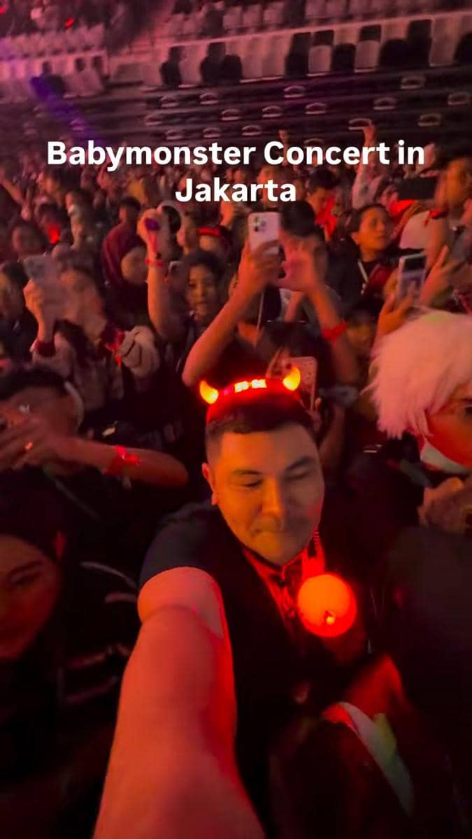 Seorang artis menghadiri konser BABYMONSTER di Jakarta, seperti dibagikan melalui akun Instagram rizki_nasution1.