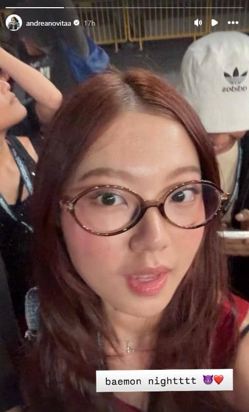 Seorang artis menikmati konser BABYMONSTER di Jakarta, diabadikan melalui unggahan Instagram andreanovitaa.