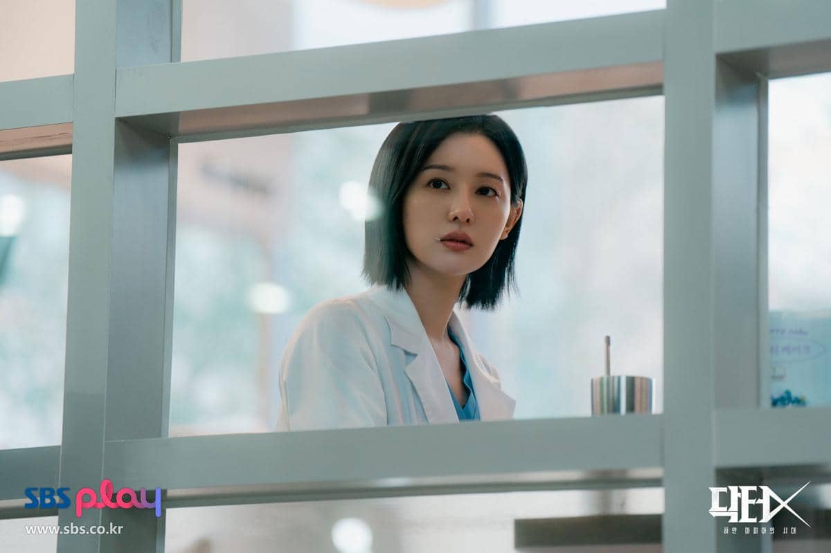 Kumpulan cuplikan adegan dari drama Doctor X: Mafia in White yang dirilis SBS sebagai materi promosi serial.