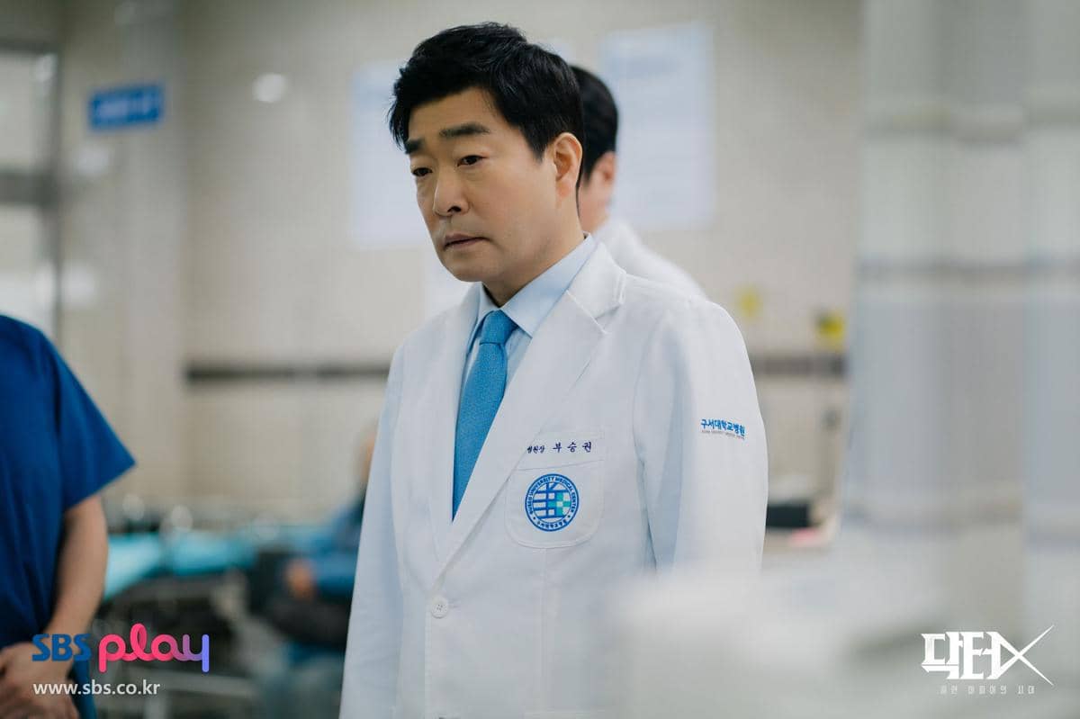 Cuplikan drama Korea Doctor X: Mafia in White produksi SBS yang memperlihatkan adegan dalam serial tersebut.