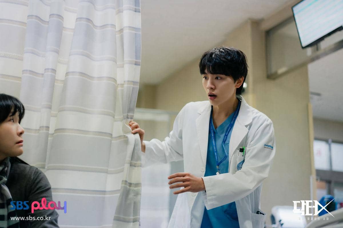 Potongan adegan drama Korea Doctor X: Mafia in White dalam materi promosi resmi SBS.