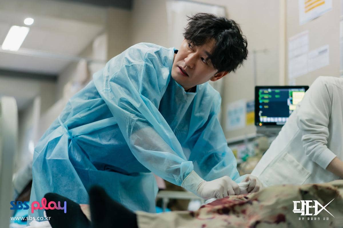 Potongan gambar promosi dari drama Korea Doctor X: Mafia in White yang diproduksi dan ditayangkan SBS.