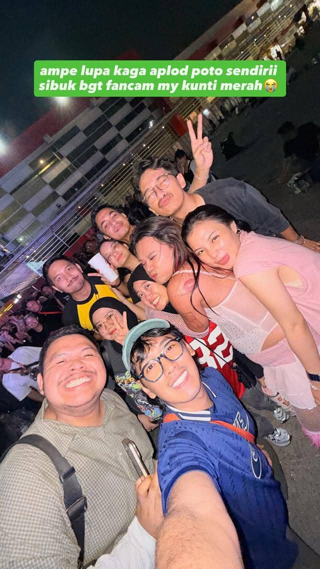 Seorang artis menyaksikan penampilan musik bersama penonton di Synchronize Festival 2026 pada hari kedua.