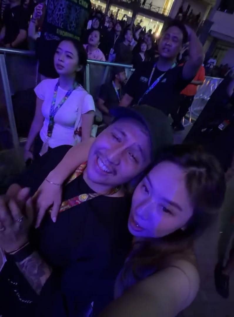 Seorang artis menyaksikan penampilan musik di Synchronize Festival 2026 hari kedua, berdasarkan unggahan Instagram Cherly Juno.