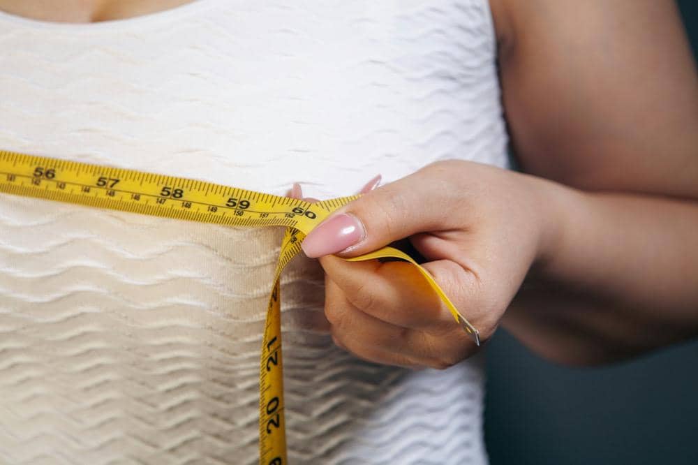 Seorang perempuan dengan berat badan berlebih