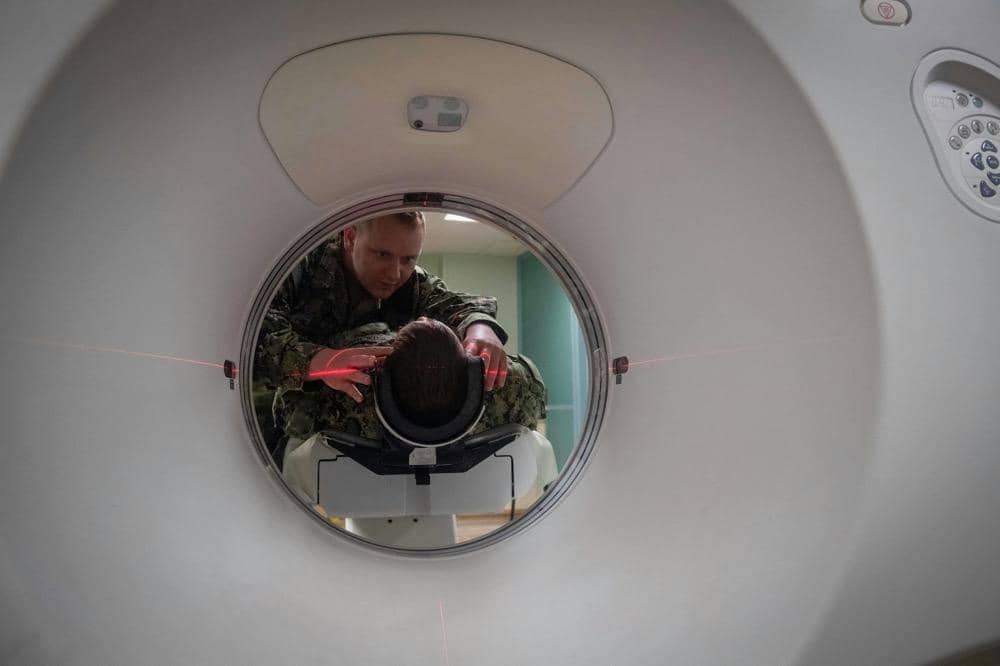 Petugas kesehatan sedang melakukan CT Scan