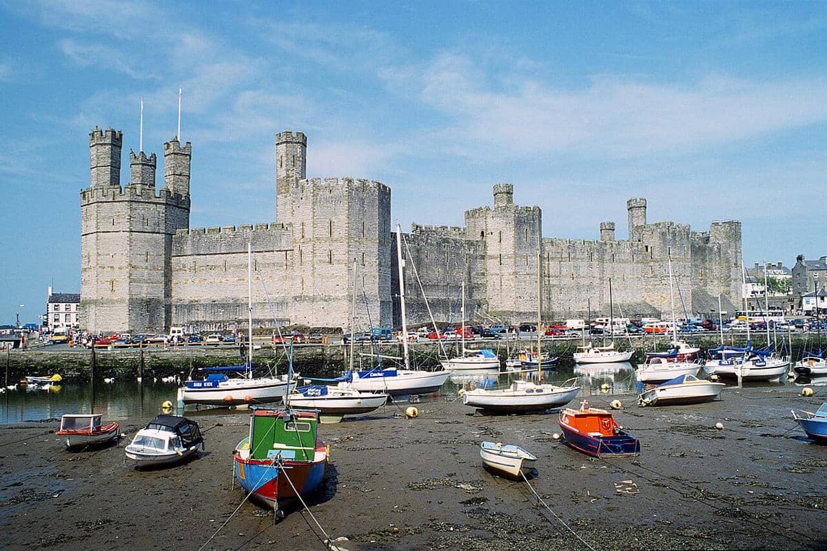 Caernarfon Castle di Caernarfon, Gwynedd, barat laut Wales, yang sebagian materinya berasal dari Dolbadarn Castle.