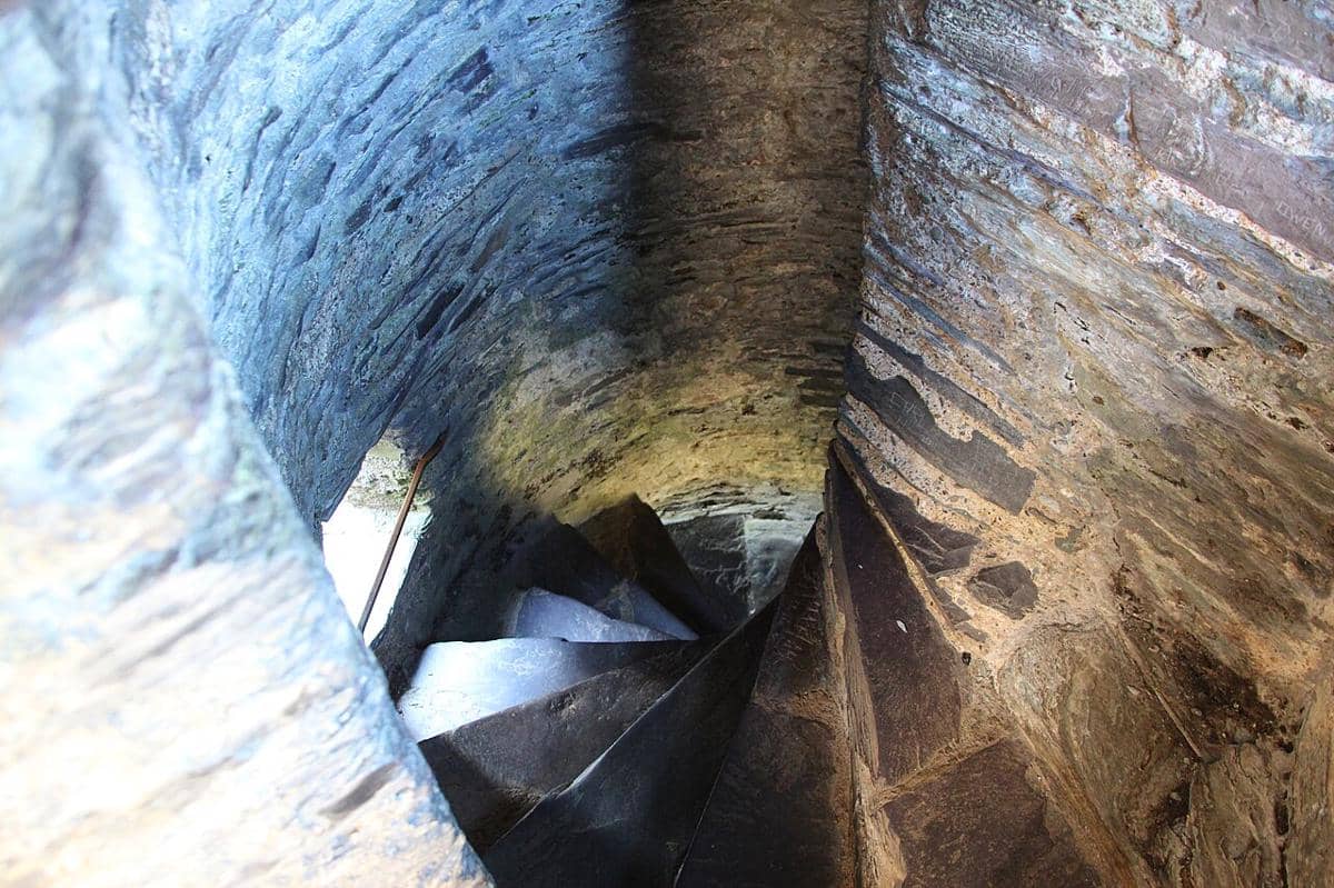 Tangga spiral di dalam Dolbadarn Castle.