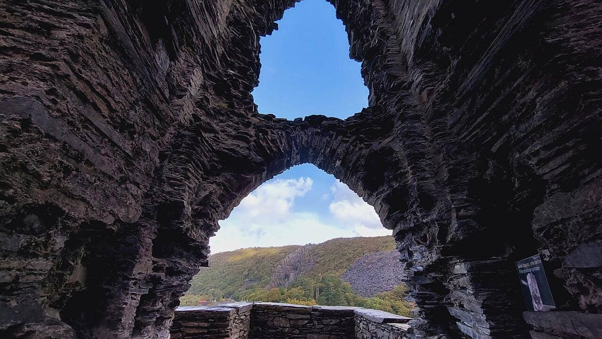 Pemandangan dari dalam Dolbadarn Castle.