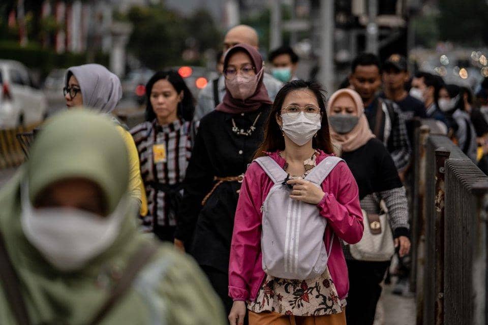 Sekelompok orang mengenakan masker saat berada di Jakarta.