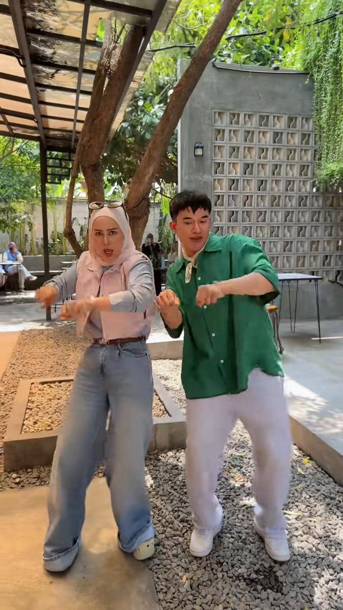 Seorang artis mengikuti tren Oncom Gondrong dalam unggahan video TikTok yang dibagikan akun @anwarpigano.