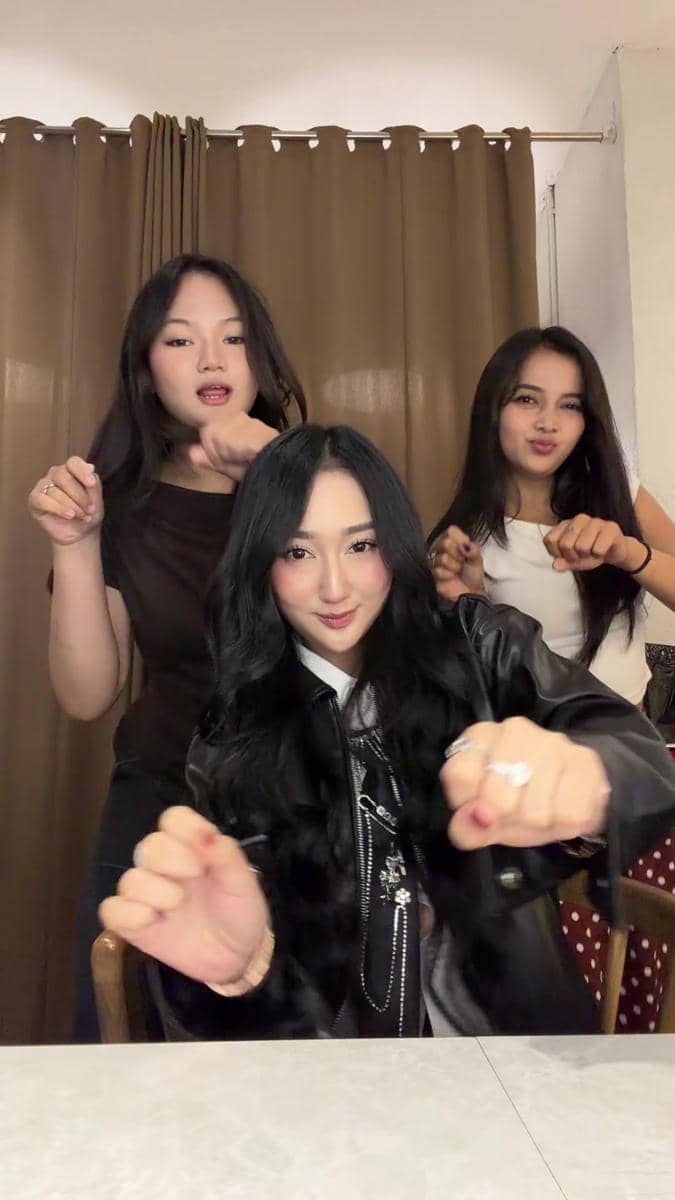 Artis mengikuti tren Oncom Gondrong yang viral di TikTok dalam unggahan akun @sandrinamazayyaaa.