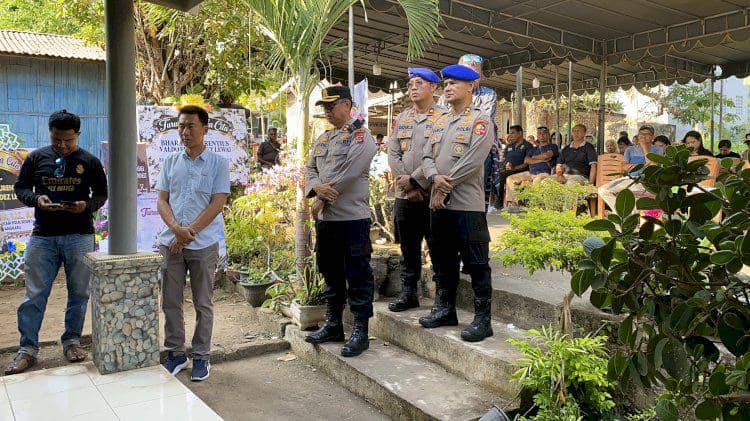 Sejumlah personel Polres Flores Timur mengunjungi rumah duka Bharatu Valdo sebagai bentuk penghormatan dan belasungkawa.