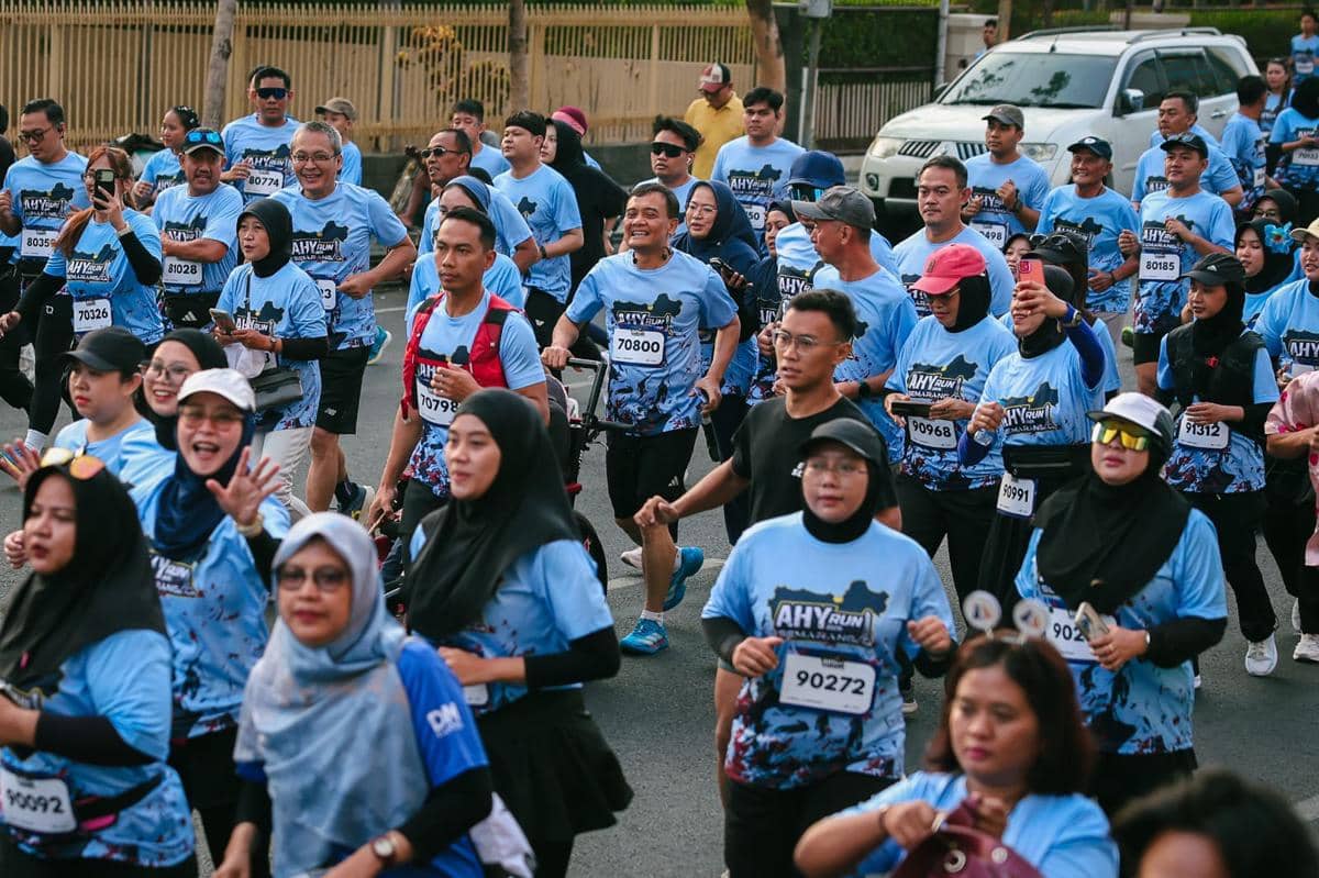 Ahmad Luthfi dan anaknya mengikuti kegiatan lari AHY Run di Jalan Pandanaran bersama para peserta lainnya.