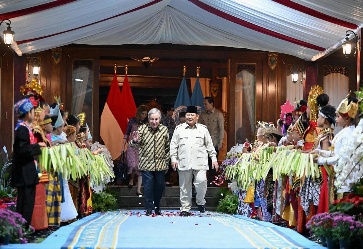 Pakai Batik, Sekjen PBB Disambut Anak-Anak di Kediaman Prabowo