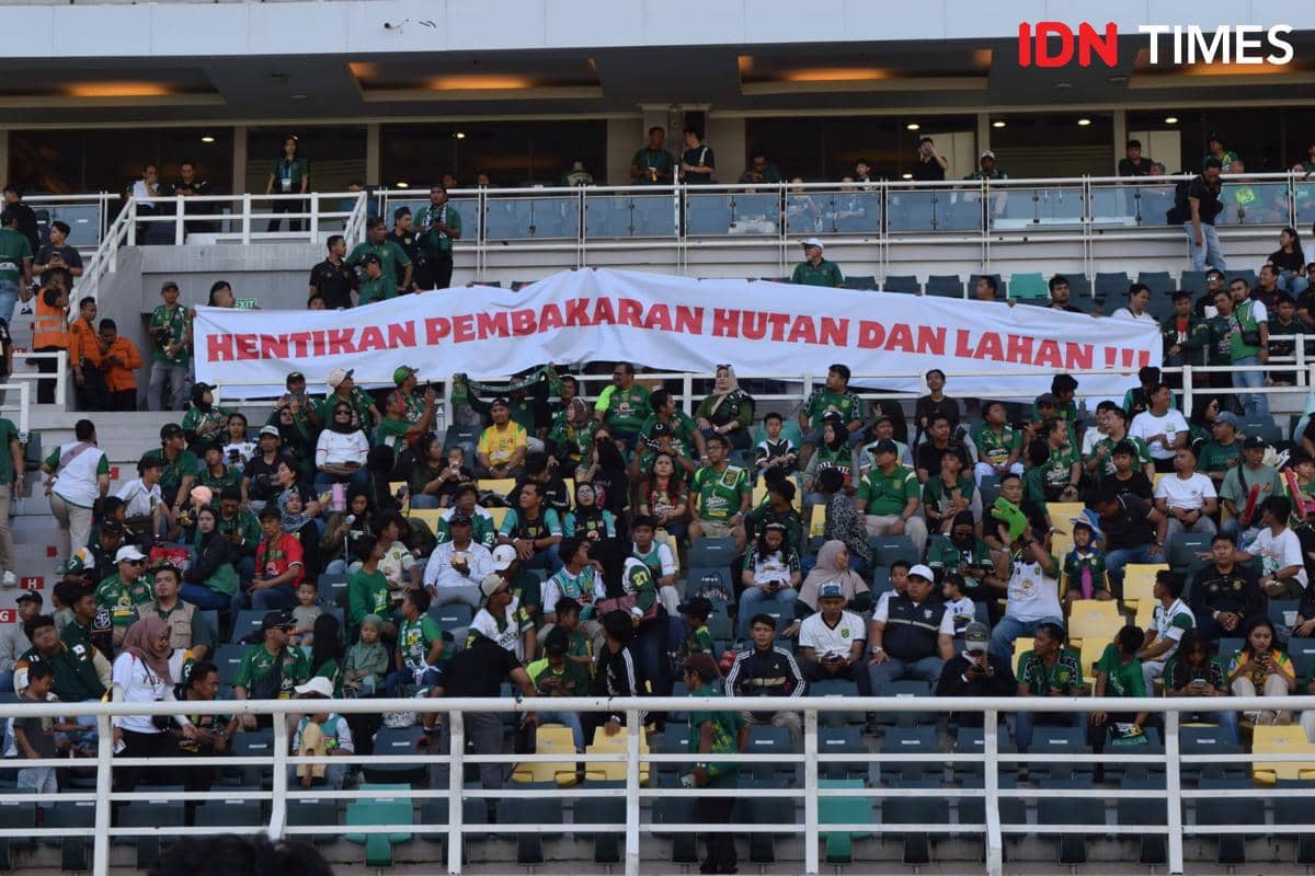"Hentikan Pembakaran Hutan”, Pesan Bonek di Tengah Laga Persebaya