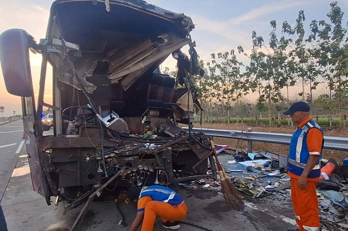 Bus Rombongan Family Gathering Tabrak Truk di Tol Ngawi, 3 Orang Tewas