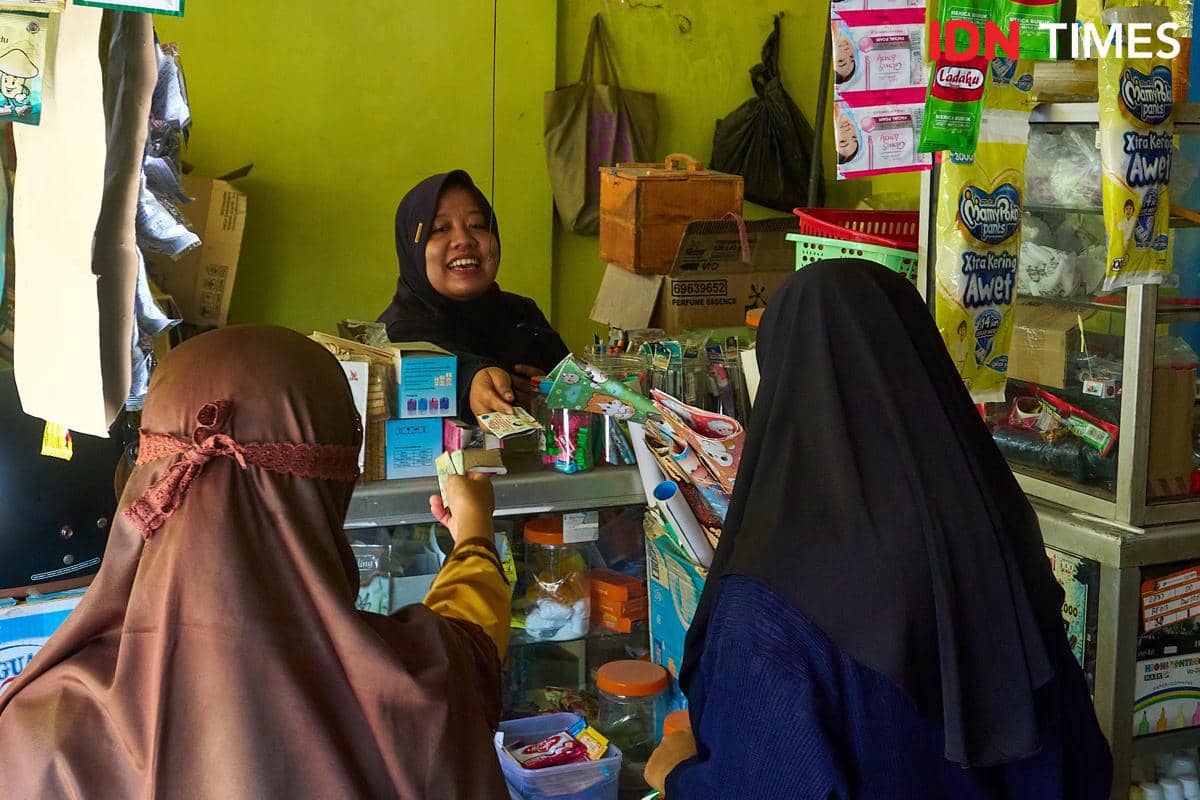 Rivachul Wahidah (tengah) melayani pembeli di Warung Al Barokah, Desa Batursari, Kecamatan Mranggen, Kabupaten Demak, Jawa Tengah, Jumat (16