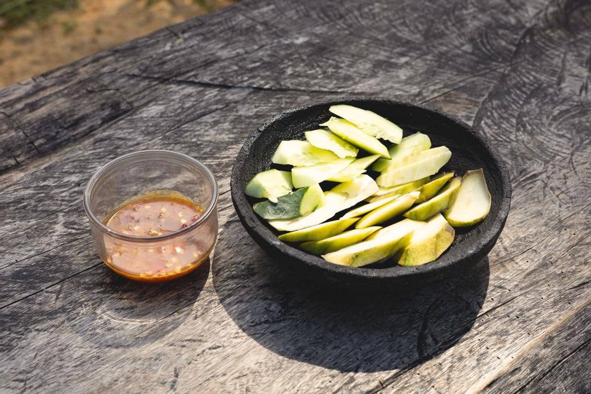 Ilustrasi mangga hilaw berwarna hijau dengan potongan buah, karya Alfiyah Rizzy Afdiquni di Wikimedia Commons.