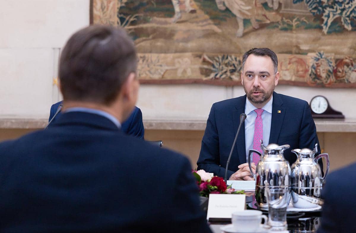 Wakil Perdana Menteri sekaligus Menteri Luar Negeri Belgia, Maxime Prevot sedang melakukan pertemuan dengan Menteri Luar Negeri Polandia, Radosław Sikorski.