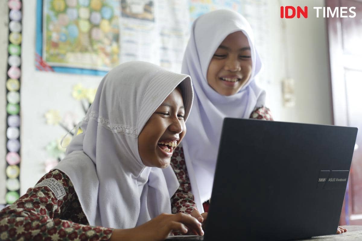 Dua murid SD Negeri di Kecamatan Galang, Deli Serdang, menggunakan laptop untuk mengakses internet di sekolah.