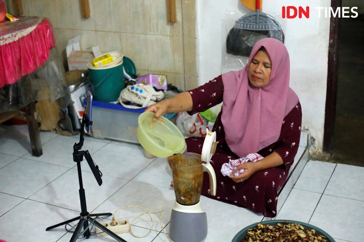 Nurjanah, pelaku UMKM, menyiapkan produk bandrek instan sambil melakukan siaran langsung melalui Facebook.