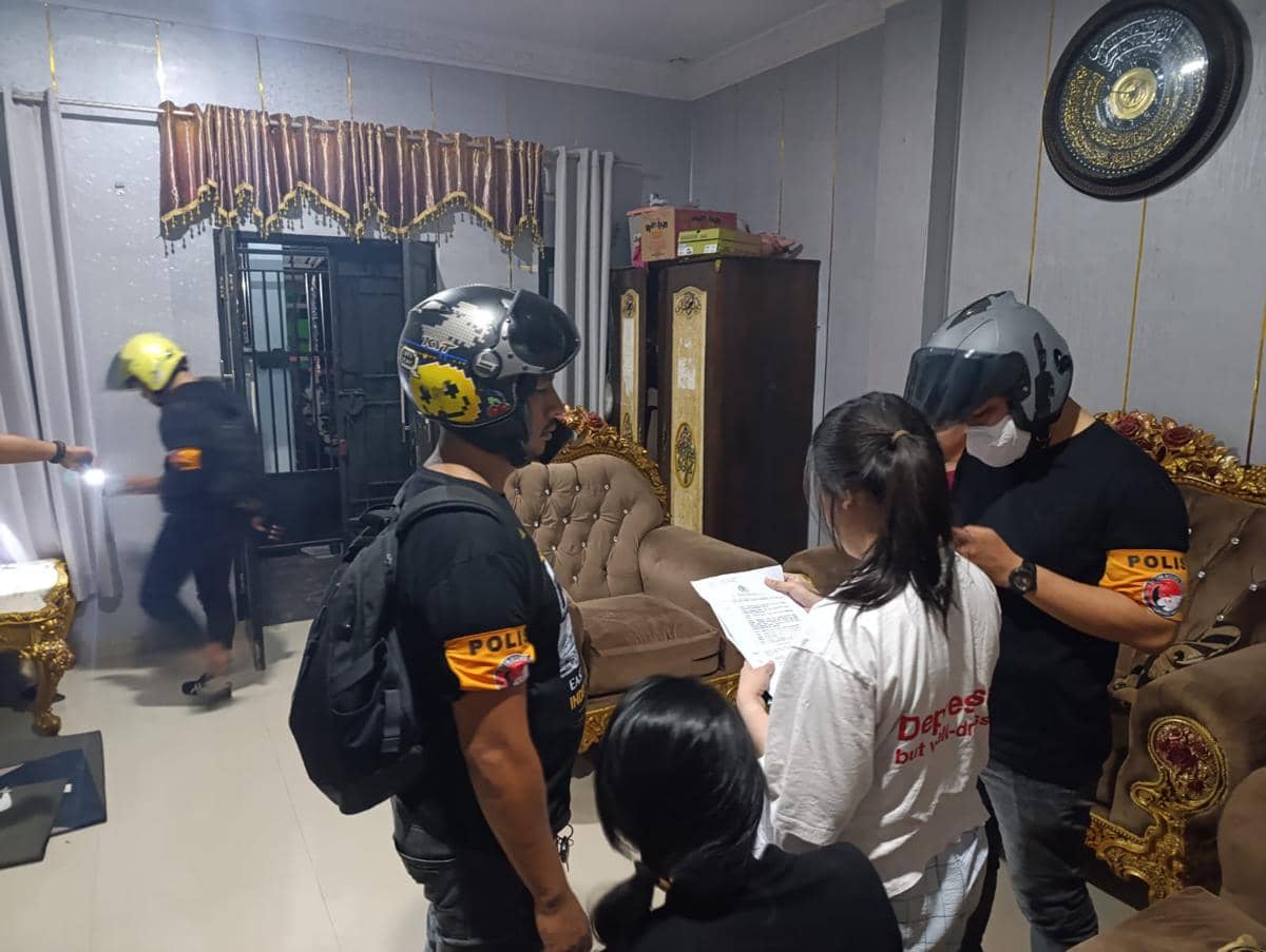 Satuan Reserse Narkoba Polrestabes Makassar menggerebek enam rumah yang diduga berkaitan dengan peredaran narkotika di Kelurahan Pampang, Ke