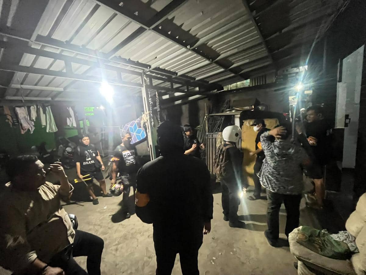 Satuan Reserse Narkoba Polrestabes Makassar menggerebek enam rumah yang diduga berkaitan dengan peredaran narkotika di Kelurahan Pampang, Ke