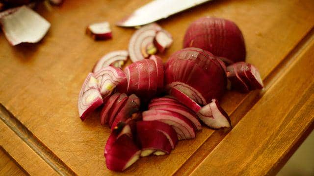bawang merah yang sudah dipotong-potong