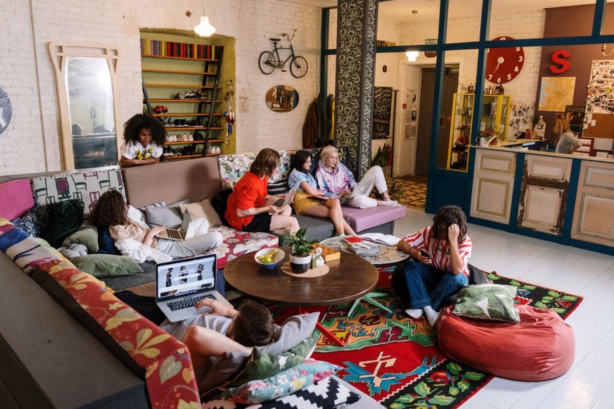 Inspirasi Conversation Pit, Ruang Duduk Retro yang Kembali Tren