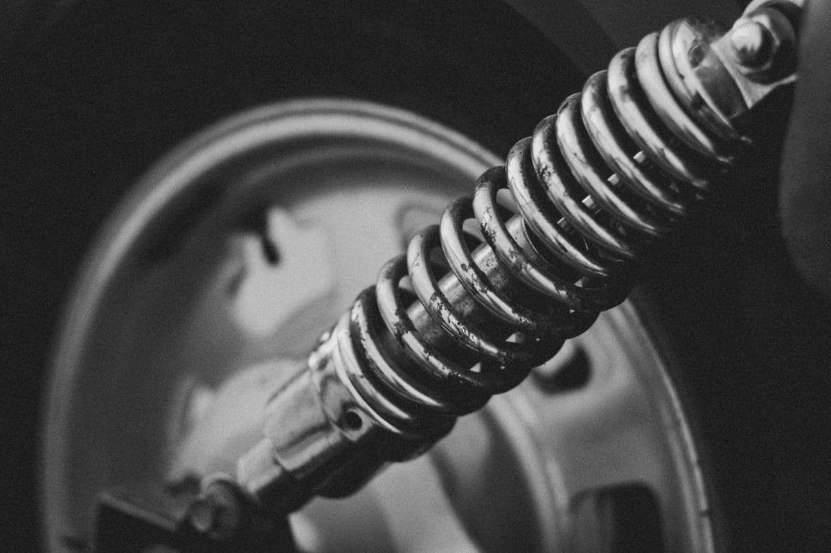 5 Risiko Shockbreaker Mobil Bocor, Ban Aus hingga Sulit Dikendalikan